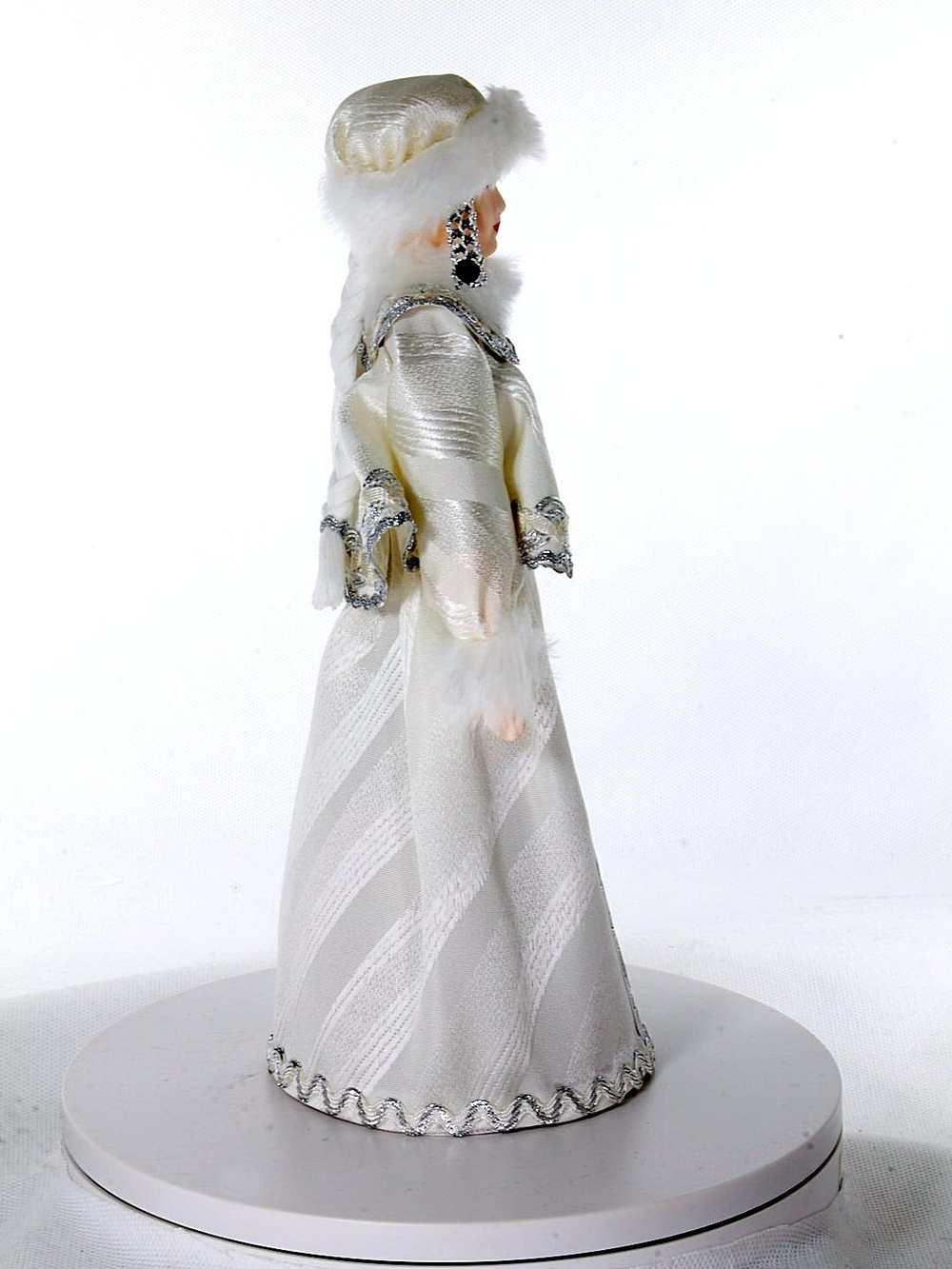 Фарфоровая кукла коллекционная Снегурочка в белой шубе. Новогодняя игрушка под ёлку ручной работы