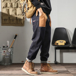 Трендовые джинсы с карманами другого цвета