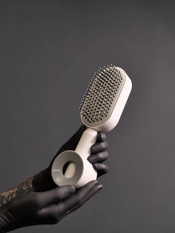 Подставка для самоочищающейся расчески с кнопкой