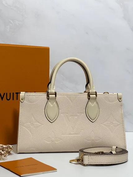 Сумка-тоут LOUIS VUITTON On The Go East West со съемным ремнем-цепочкой с плетёной отделкой из кожи
