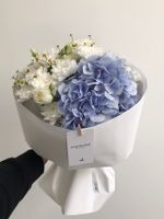 Авторский букет в бело-голубых оттенках