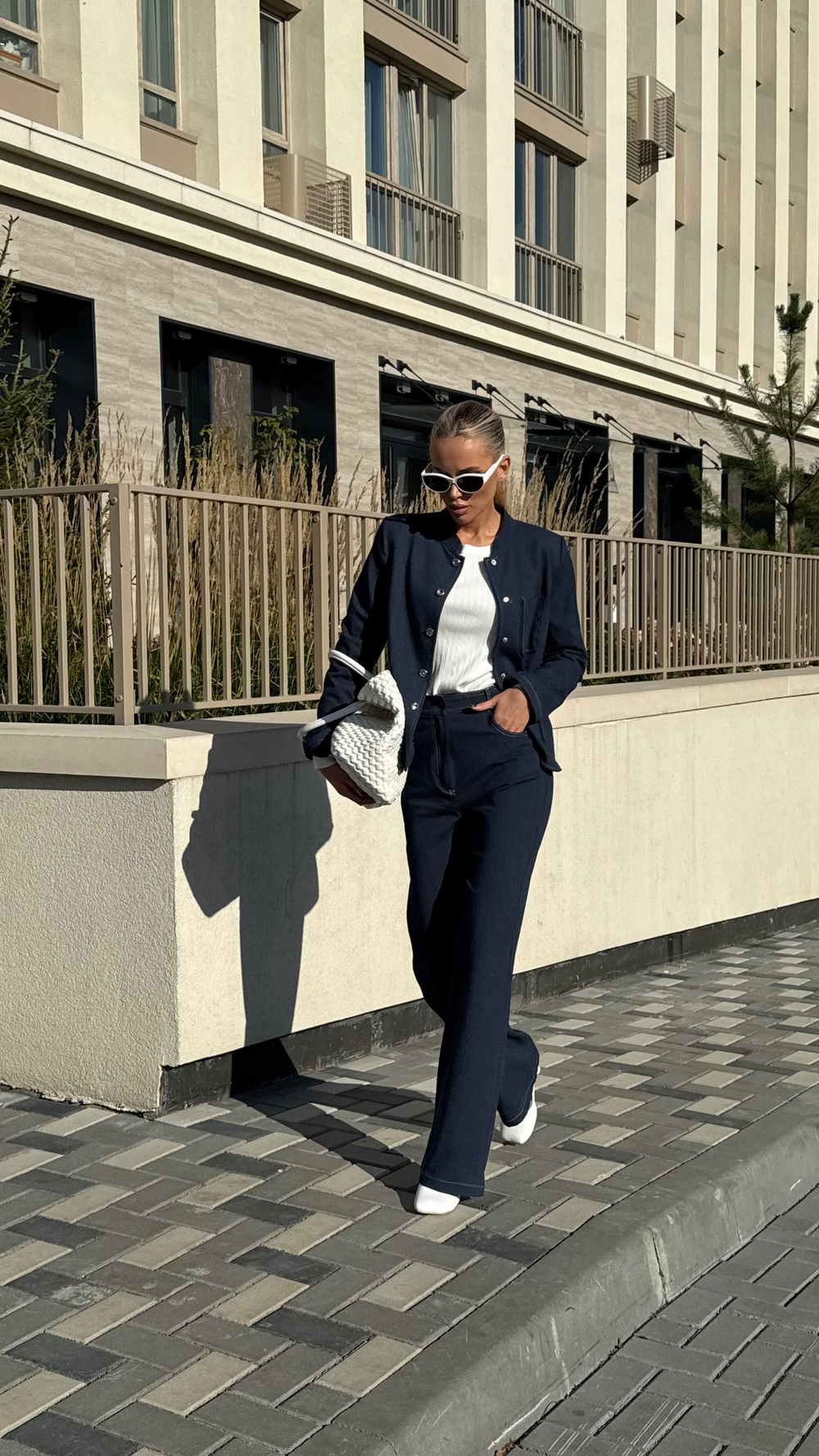 Костюм из джинсы с жакетом прямого кроя