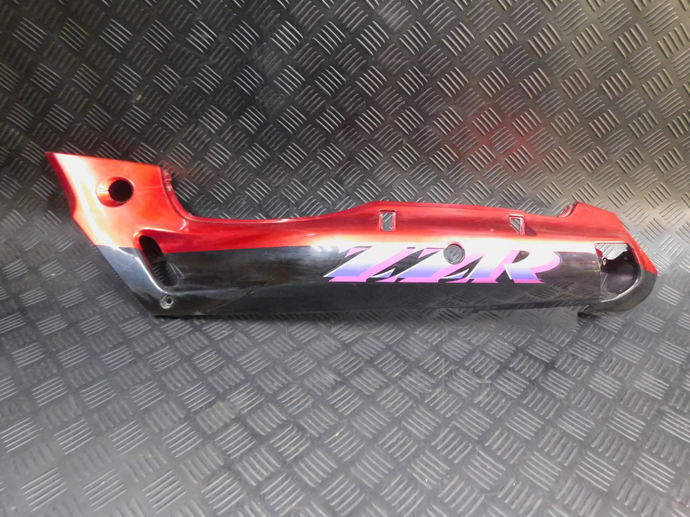 Пластик задний левый Kawasaki ZZR 400 98 053096