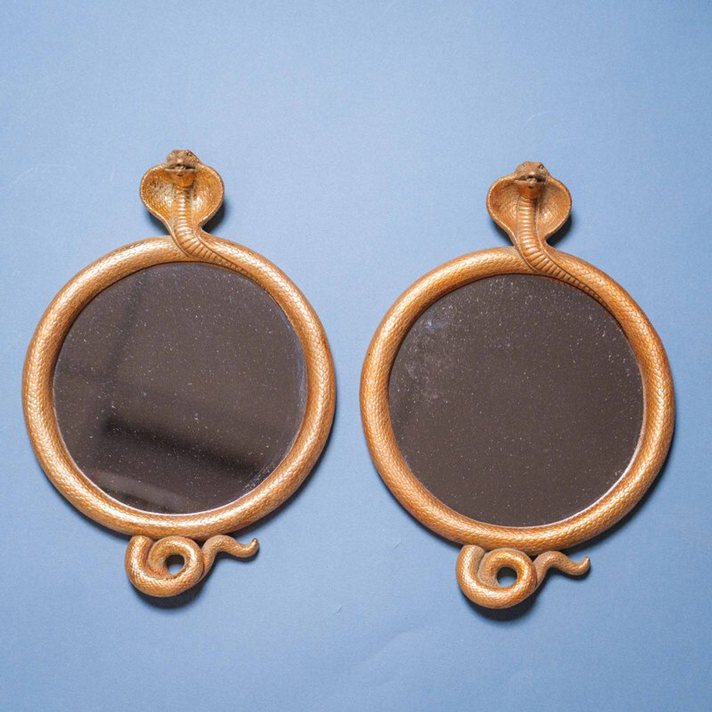 Настенное зеркало в оригинальной раме в виде змеи