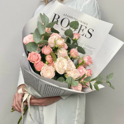 Букет из пионовидной розы «Мадам бомбастик» с эвкалиптом 7 штук