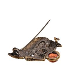 AM-2552 Брошь «Белочка с орешками» (латунь, янтарь)