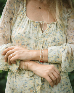 браслет из бежевого перламутра с крестиком и тыквенной кистью