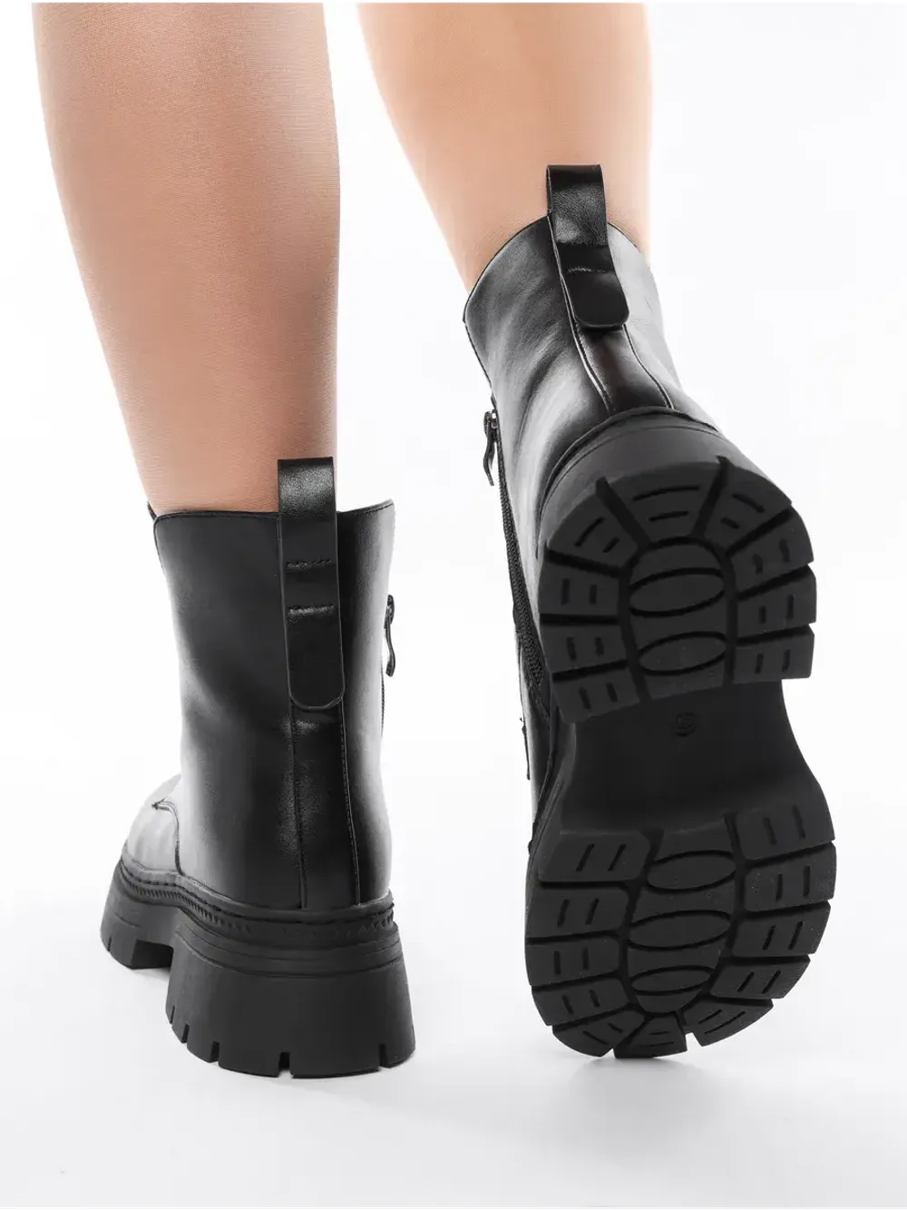 Зимние ботинки на высокой платформе