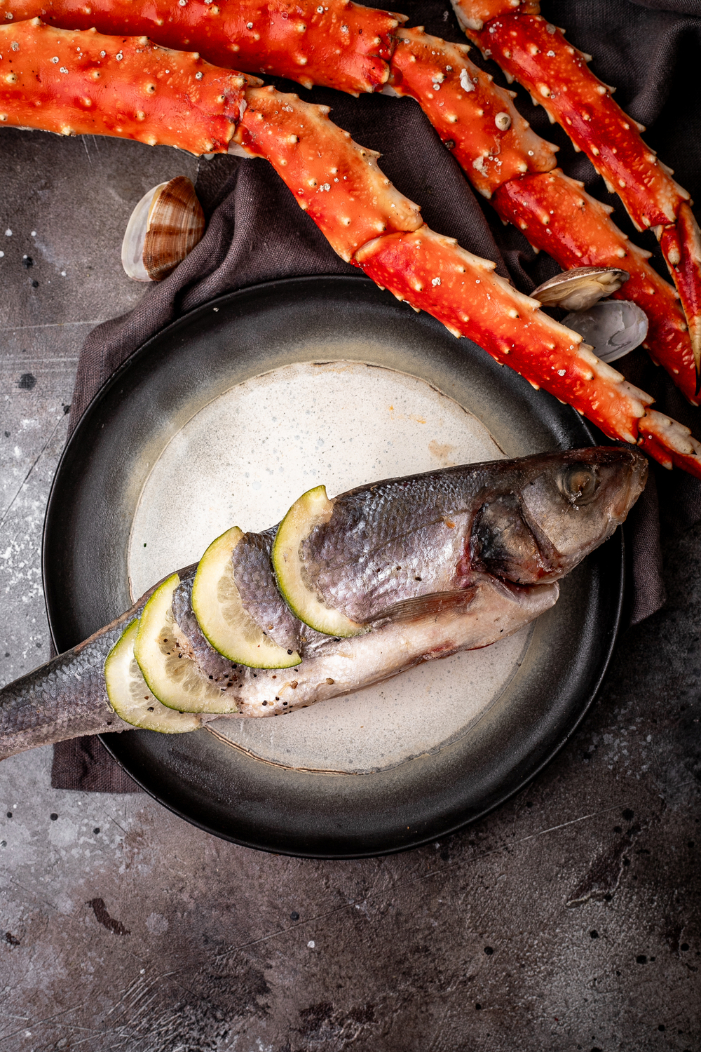 Сибас фаршированный моцареллой, томатами черри, мясом краба и цитрусом