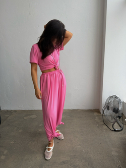 Костюм с силуэтной футболкой в ярко-розовом цвете