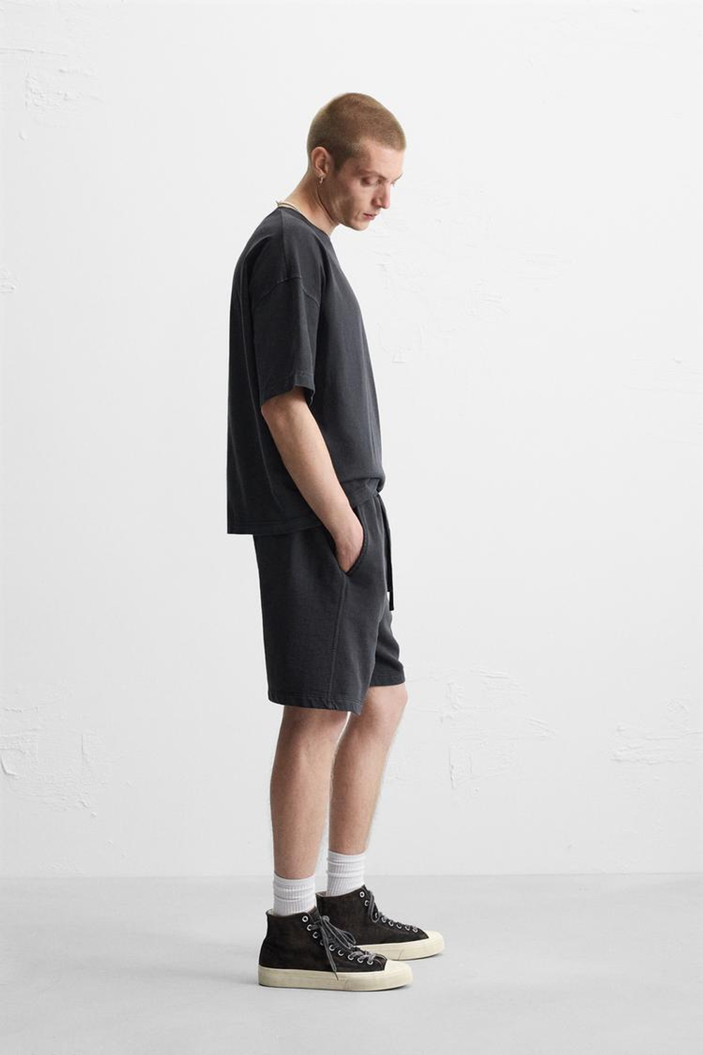 ZARA ШОРТЫ-ДЖОГГЕРЫ СВОБОДНОГО КРОЯ С ЭФФЕКТОМ ПОТЕРТОСТИ, АНТРАЦИТОВО-СЕРЫЙ