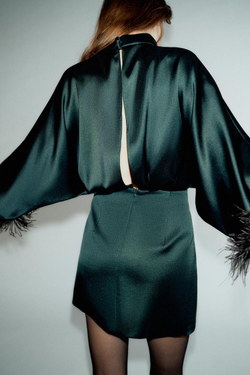 ZARA КОРОТКОЕ АТЛАСНОЕ ПЛАТЬЕ С ПЕРЬЯМИ, ТЕМНО-ЗЕЛЕНЫЙ