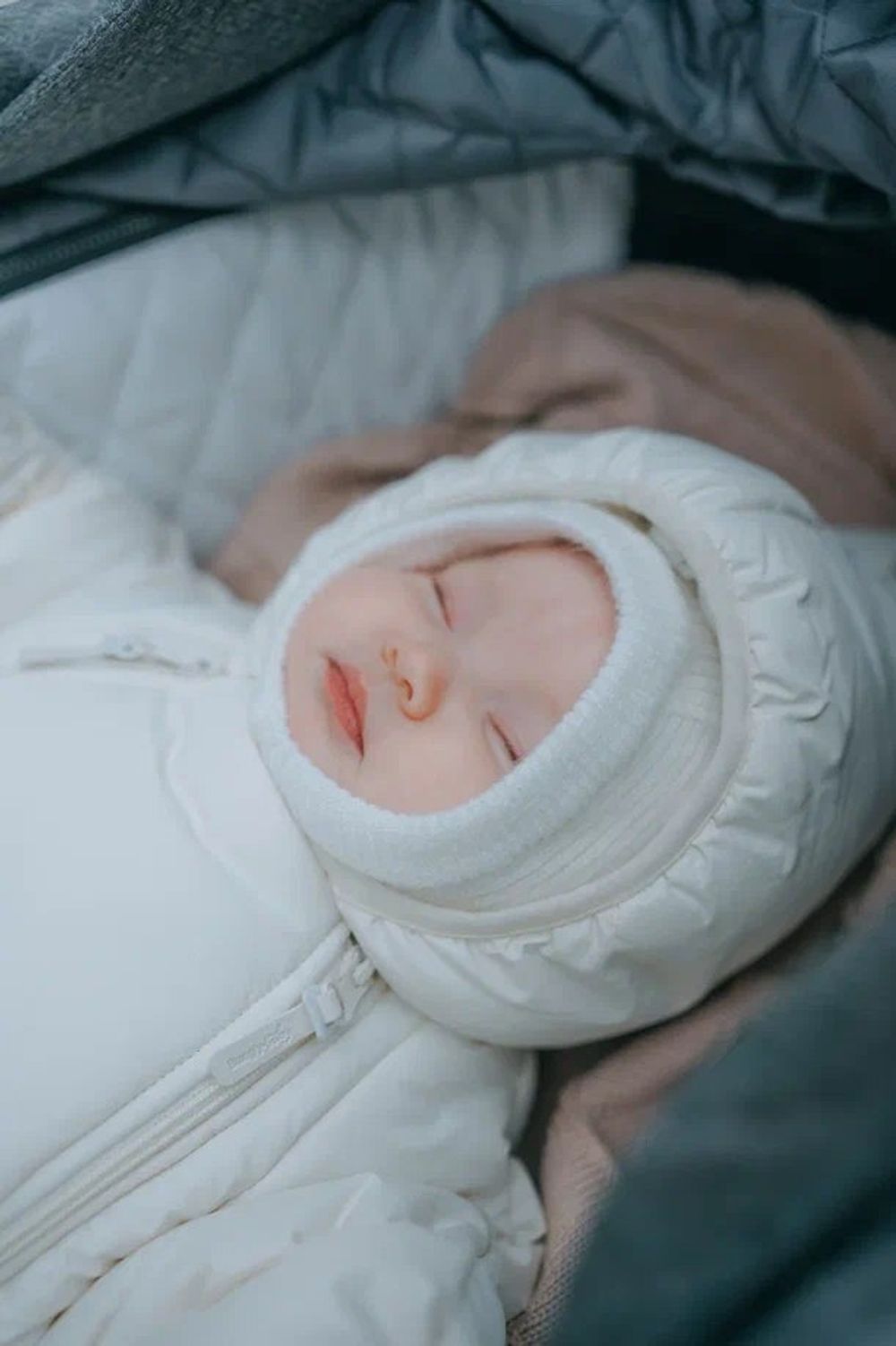 Шлем вязаный из вискозы "Молоко" 0+