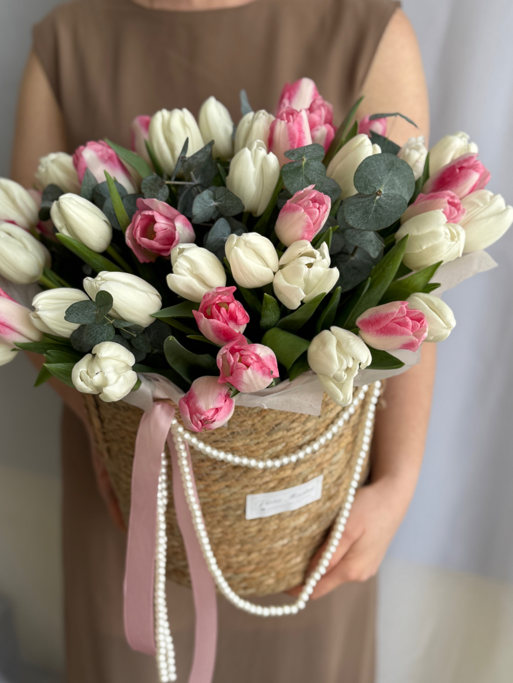 Утонченное сочетание белых и розовых тюльпанов в элегантной корзине от Флора Маркет