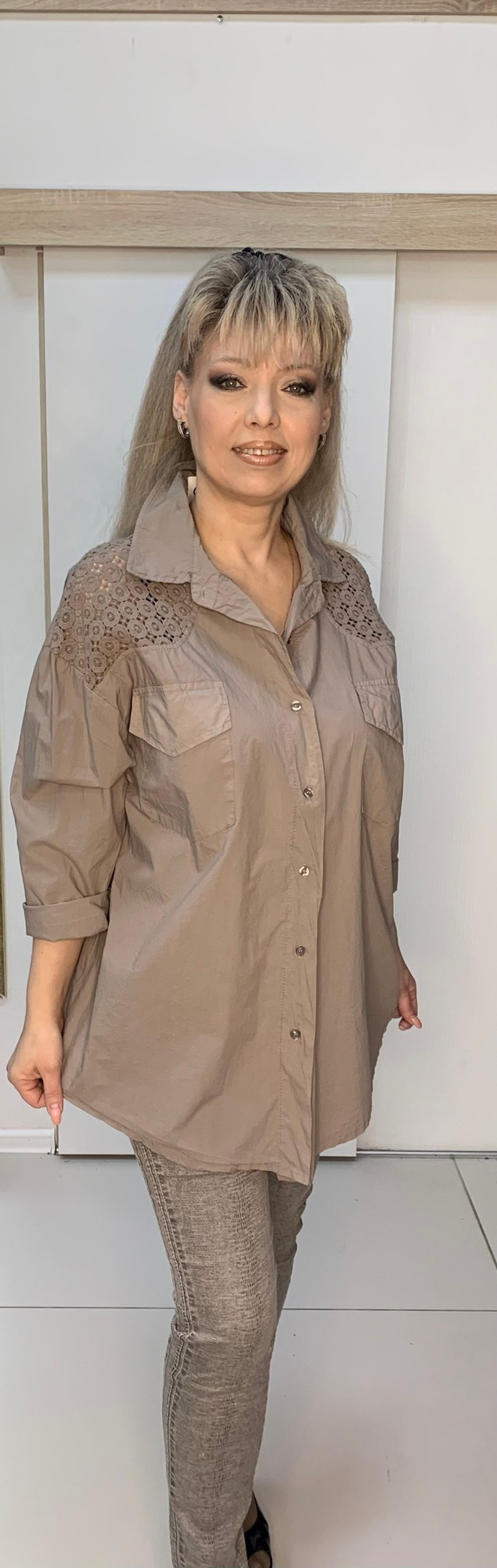 Удлиненная рубашка с кармашками и перфорацией