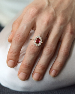 кольцо с сапфиром падпараджа и белыми топазами