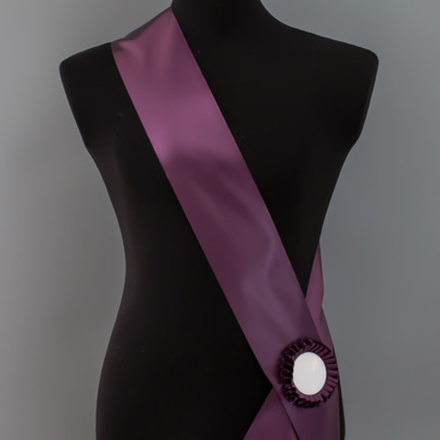 Лента наградная для конкурса красоты С НАНЕСЕНИЕМ. Цвет ленты ФИОЛЕТОВЫЙ. Крепление розетка с лого.