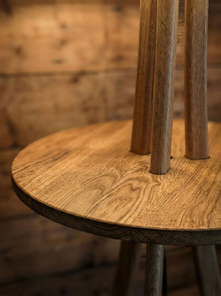 Текстура дерева и шпона на поверхности столика торшера Adora