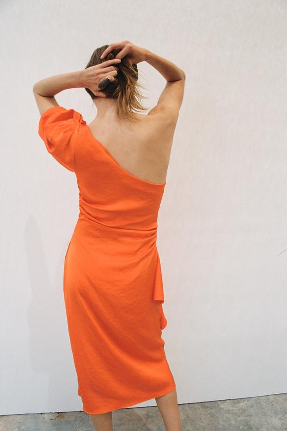 ZARA АТЛАСНОЕ ПЛАТЬЕ МИДИ АСИММЕТРИЧНОГО КРОЯ, ОРАНЖЕВЫЙ