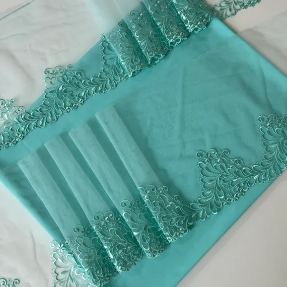 Вышивка на сетке ментол 20 см (правая)