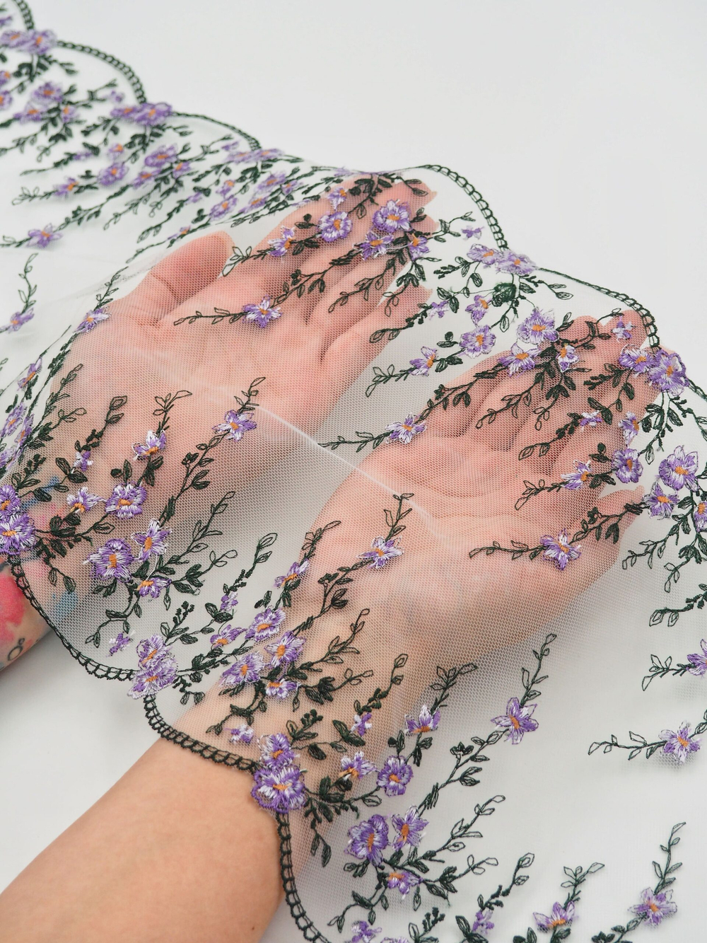 Вышивка на сетке молочная с лавандовым и темно-зеленым ширина 23.5 см