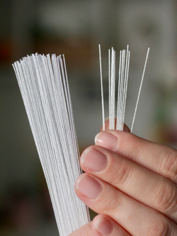 Проволока длинная японская формат U в зеленой упаковке № 28 Белая, длина 72 см согнута пополам, 100 штук.