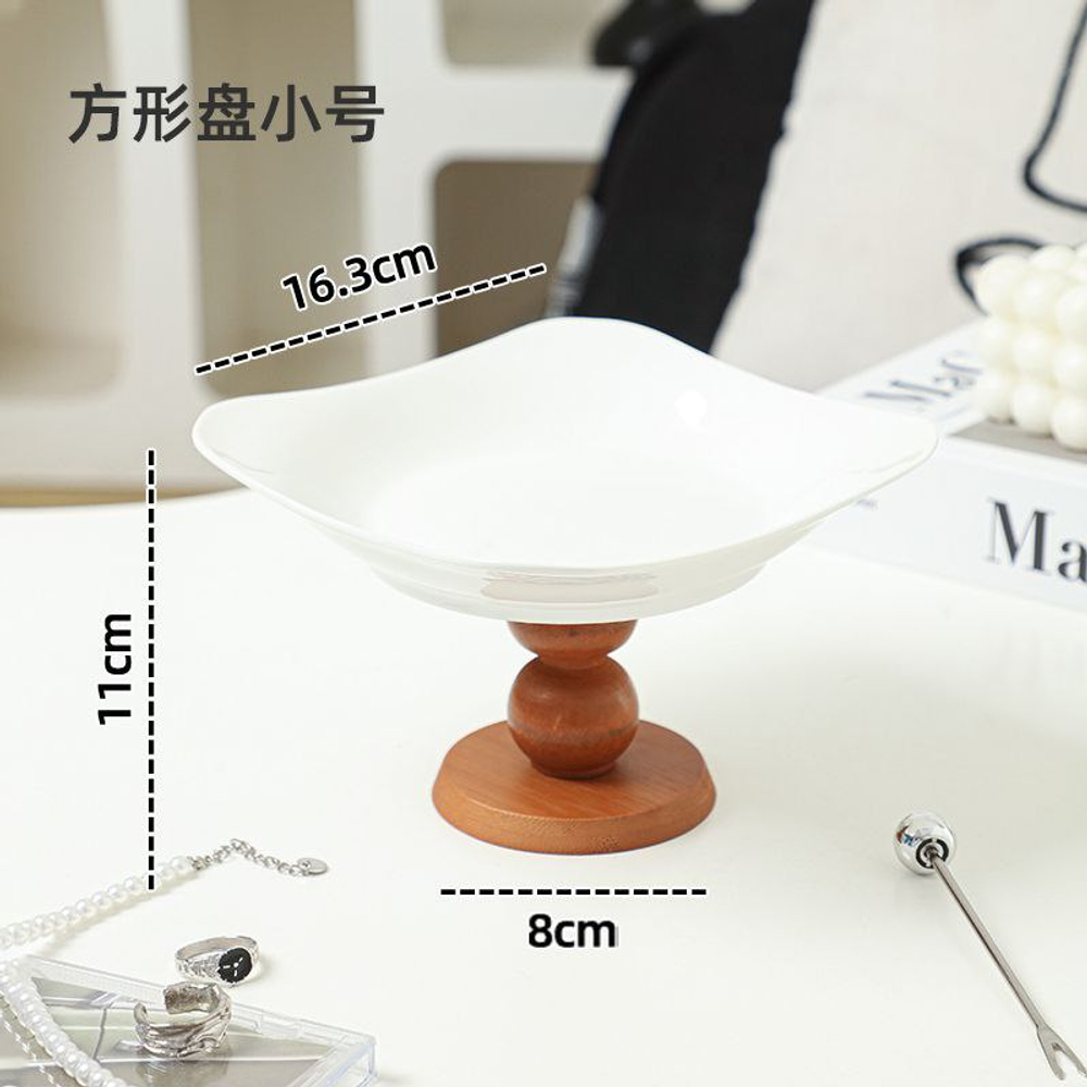 Керамическая тарелка на деревянной подставке