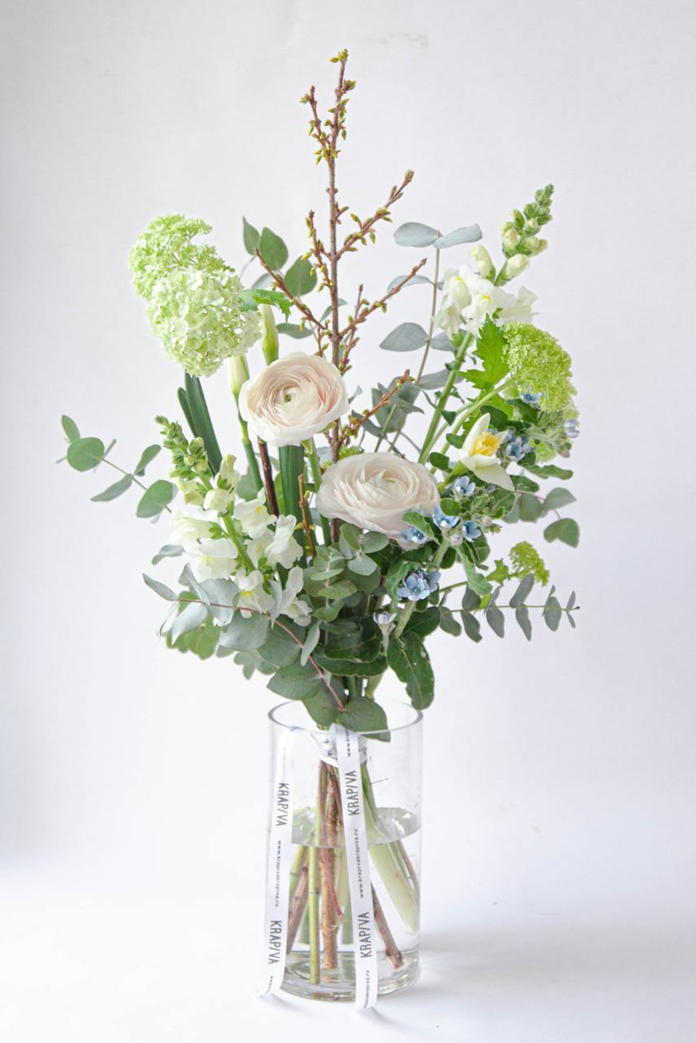 Весенний букет в нежной гамме с доставкой по Москве