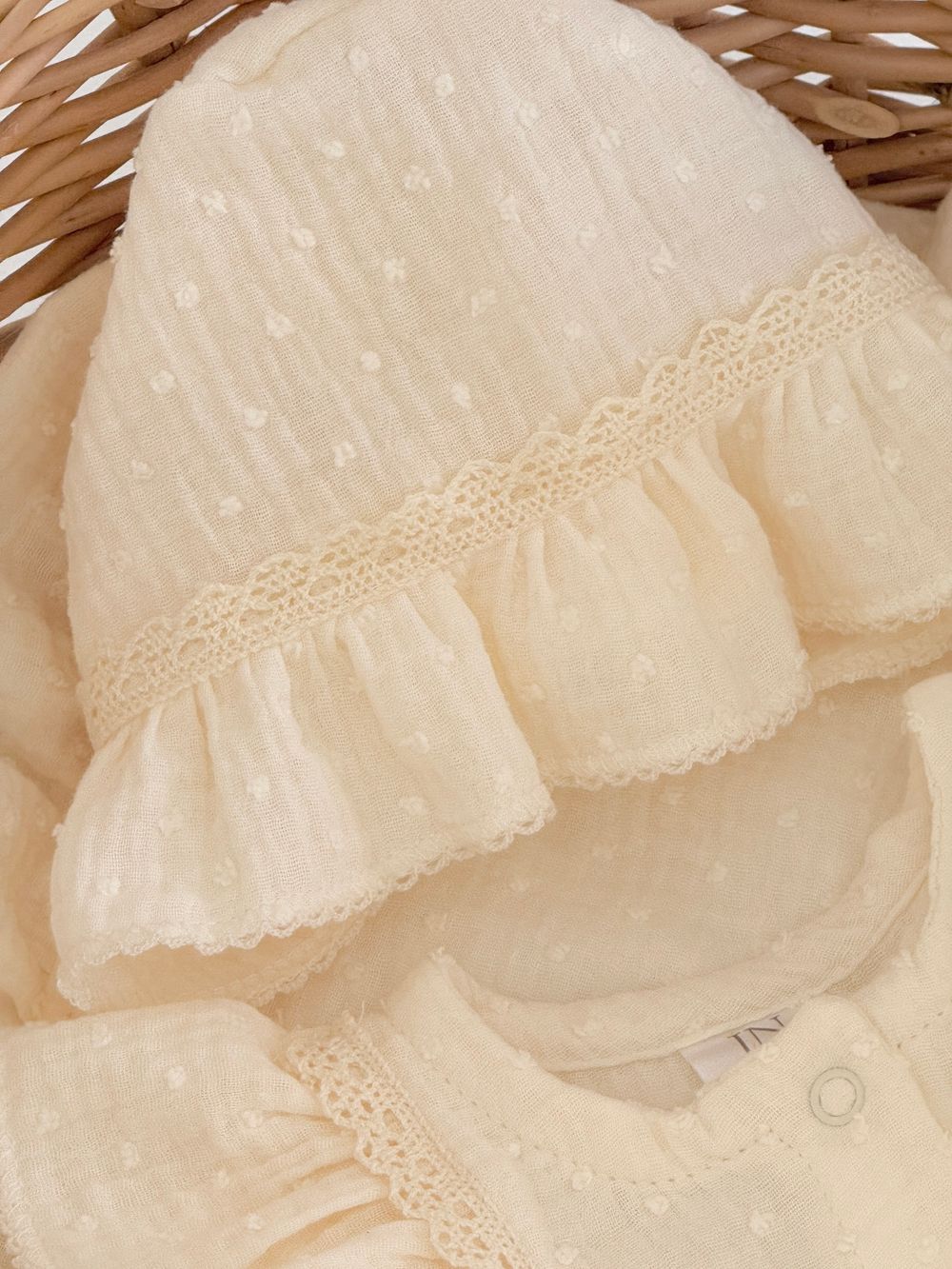 Комбинезон и чепчик