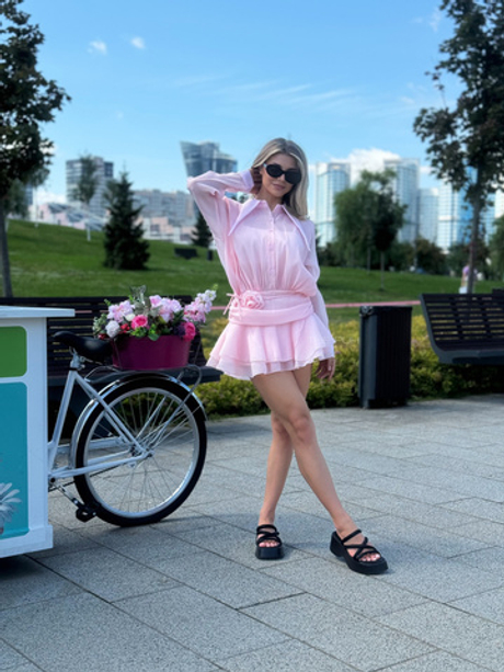 Розовое шифоновое платье-блузка с розой