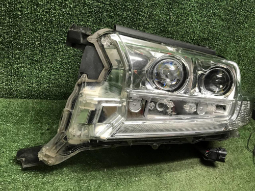 Битая Фара левая Toyota Land Cruiser 200 15-21 LED