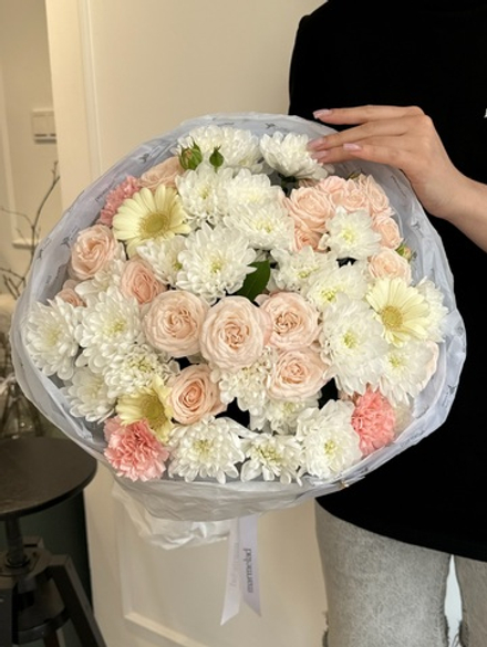 Букет сборный из хризантемы, кустовых пионовидных роз, диантусов и минигерберы