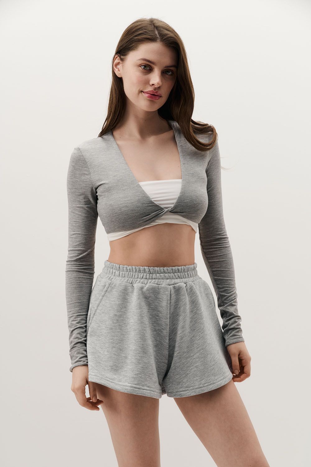 Лонгслив с перекрутом укороченный цвета серый меланж