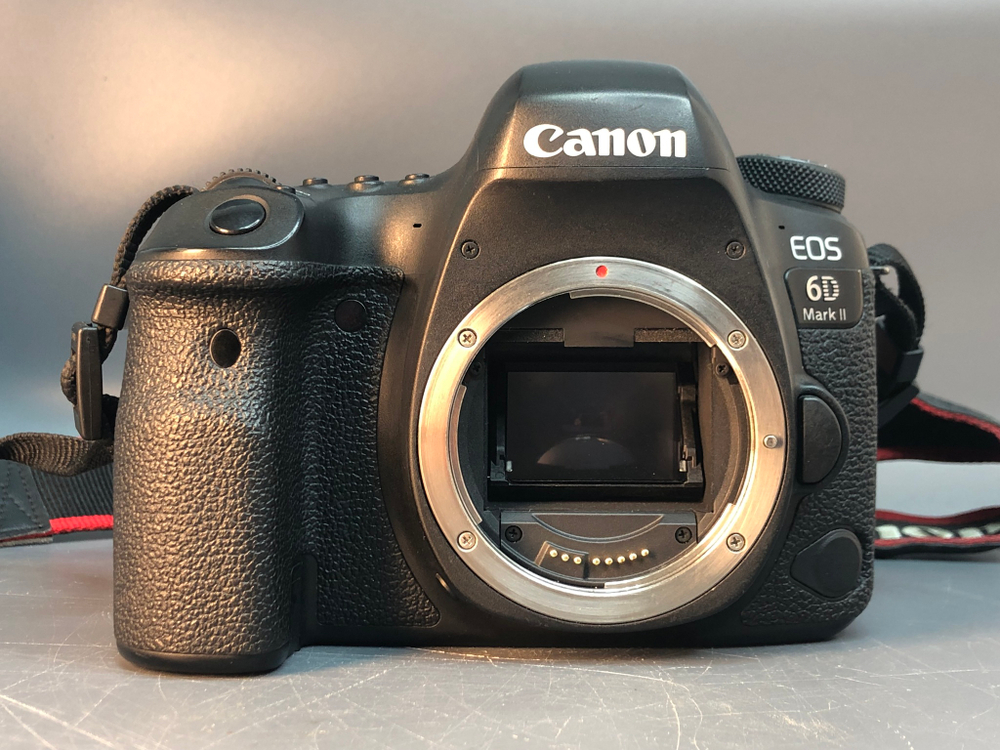 Canon 6D Mark II Body 54.000 Кадров, немного туго вращается колесо