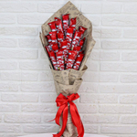 Сладкий шоколадный букет из KitKat 40х20 см