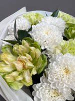 Авторский букет в бело-зеленой гамме