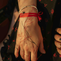 красная шелковая лента