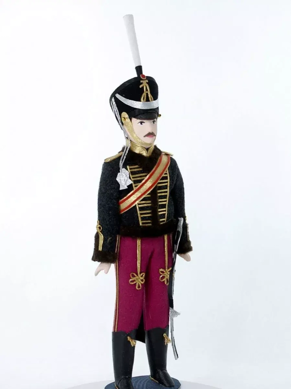 Кукла коллекционная фарфоровая Гусар Иркутского полка Россия 19 век