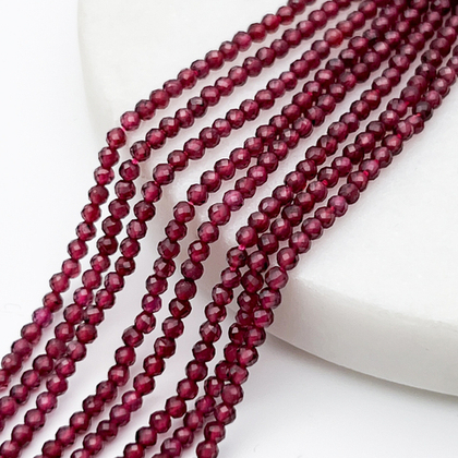 Гранат граненый бусины, диаметр около 2,2-2,4 мм, цена за нить 38 см