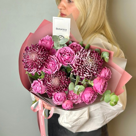 Букет с хризантемой Бигуди, кустовой розой и веточками эвкалипта