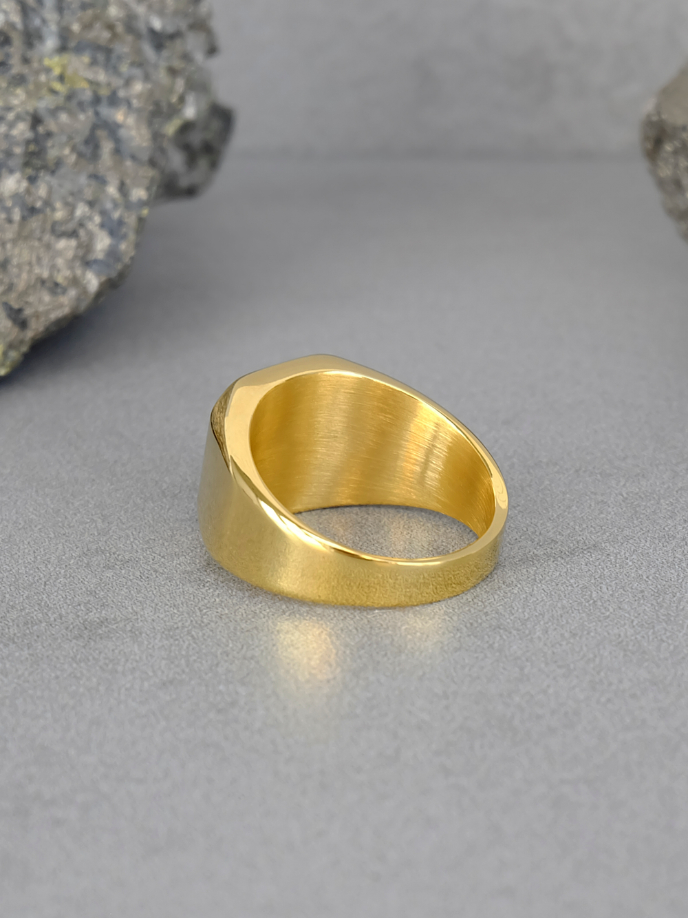 Классическая печатка с черным камнем