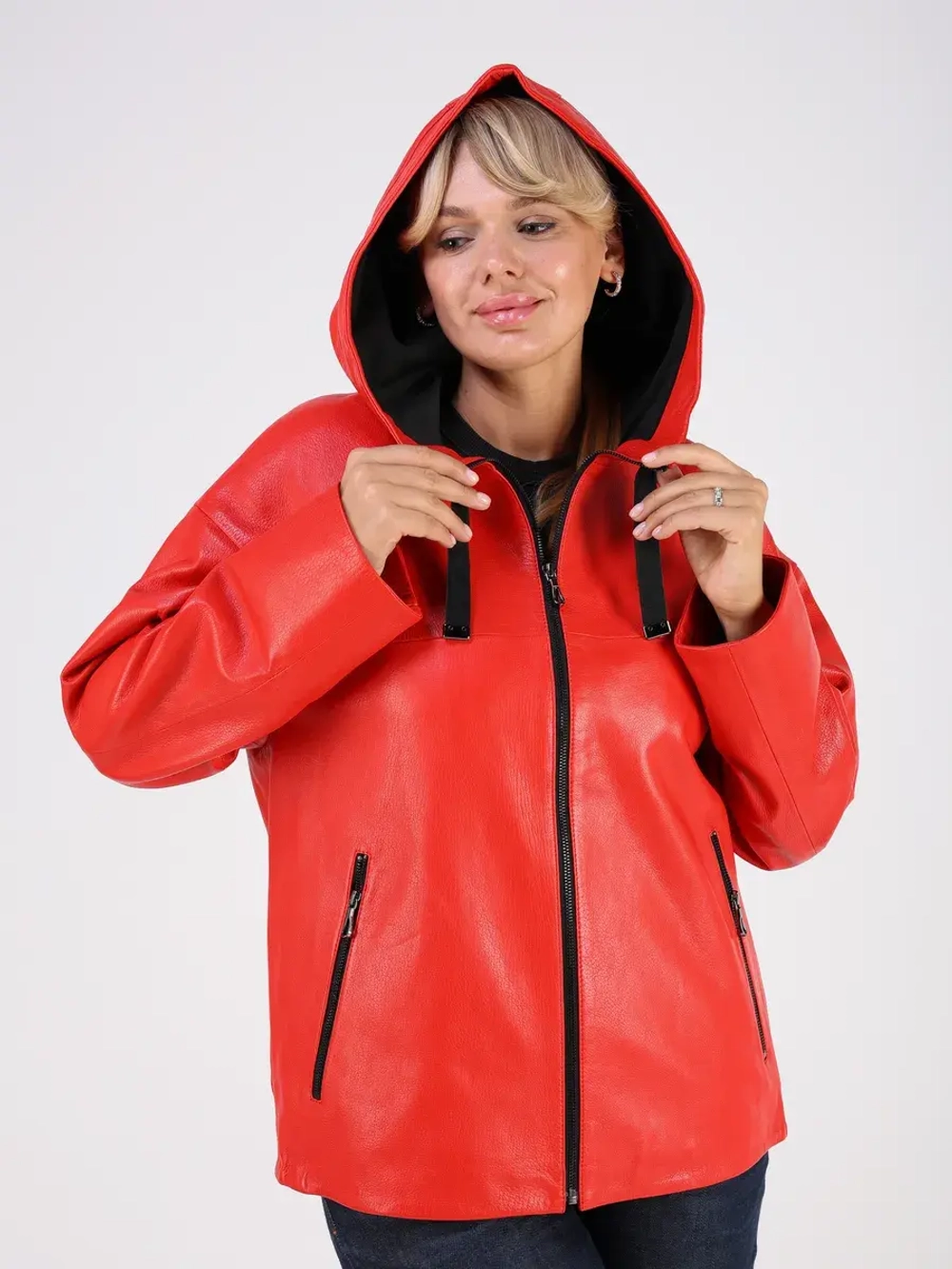 Кожаная куртка демисезонная с капюшоном короткая