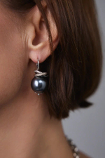 Серьги с плоским темно-серым жемчугом, оттенки серебро и графит, замок левербек