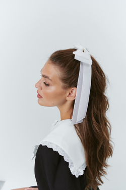 Белый бант с двумя лентами вбок