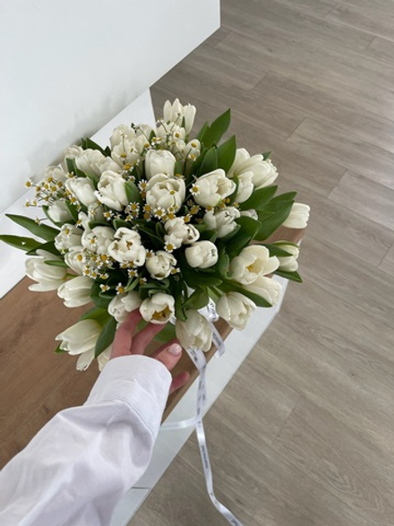 Букет из белых тюльпанов и ромашки под ленту доступен к заказу с 3.03.2026
