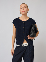 Жилет вязаный на пуговицах