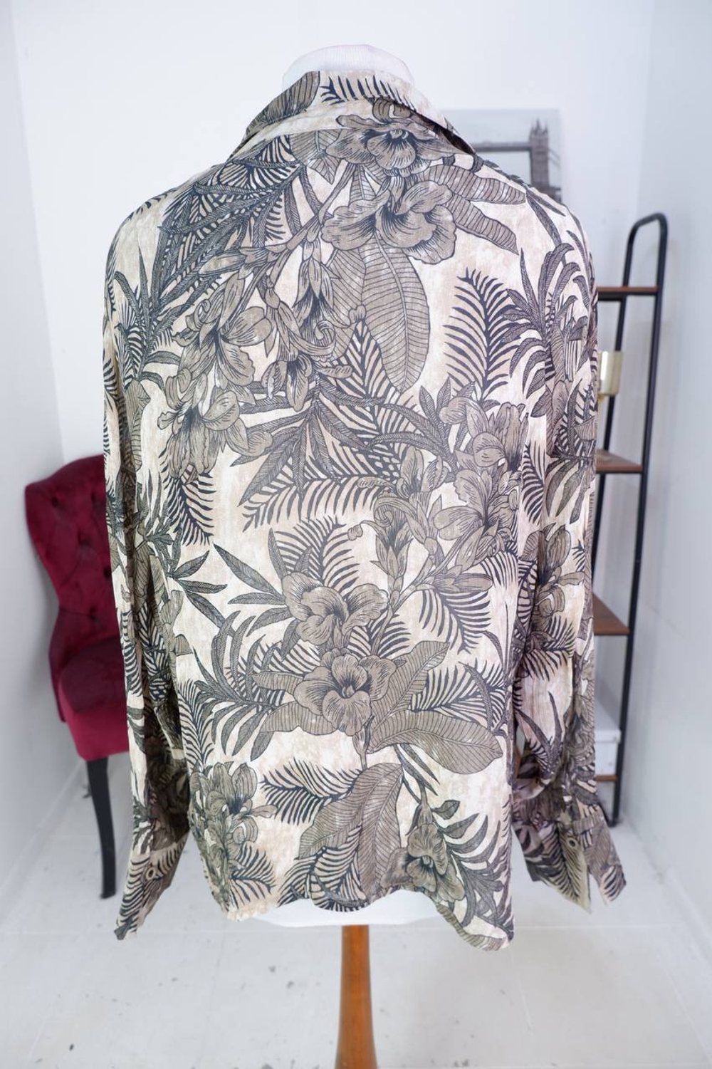 Блузка лаконичного дизайна, визуально на 54/56 размер