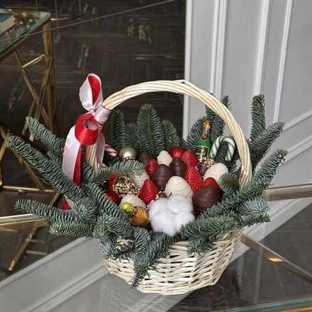 Новогодняя корзина клубники