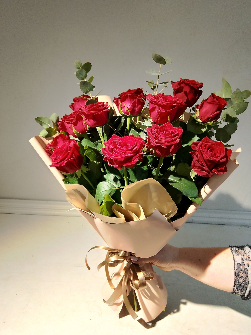 Гвоздика бывает стильной в букете с эвкалиптом (М0020)