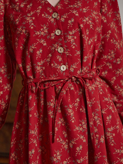 Платье с воротником стойкой